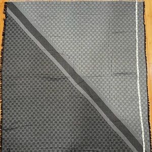 Gucci charcoal& gray square 65%wooll/35%cachimire Pasahmina show/ scarf